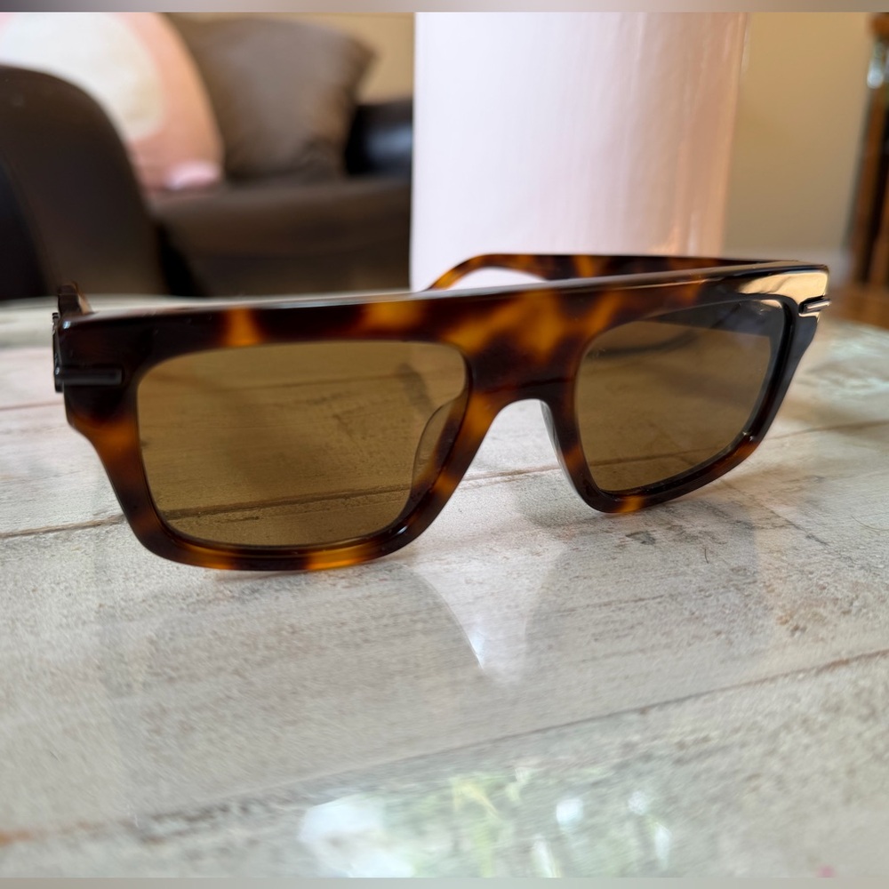 Fendi ✨ Sunglasses ✨ - Picture 4 of 6